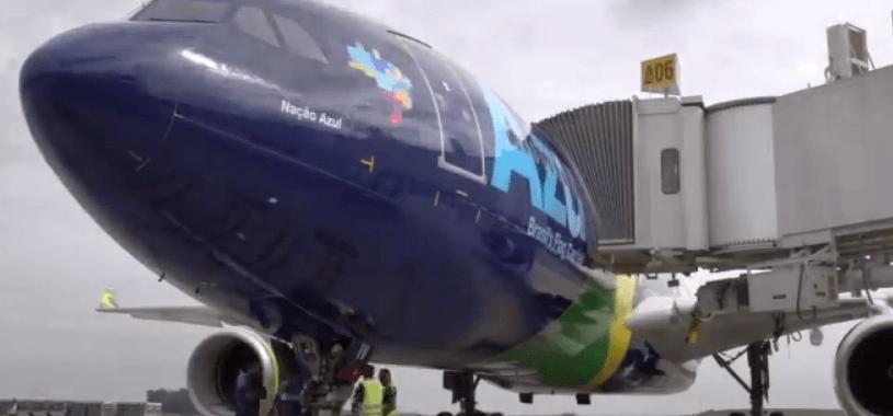 Azul é suspeita de cobrar multa superior ao valor da passagem