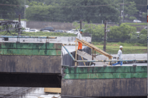 Operários trabalham na estrutura montada sob o viaduto que cedeu e que ligava as marginais Pinheiros e Tietê. A prefeitura começa hoje a analisar as alternativas de trânsito propostas para amenizar o impacto da interdição da ponte. (Foto Marcelo Justo/Folhapress)