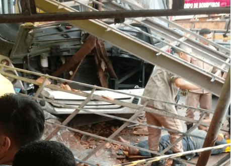Ônibus invade parada e mata uma pessoa em Manaus