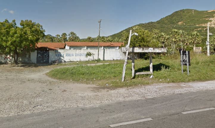 Bandidos invadem escola pública e mantêm alunos e professores reféns