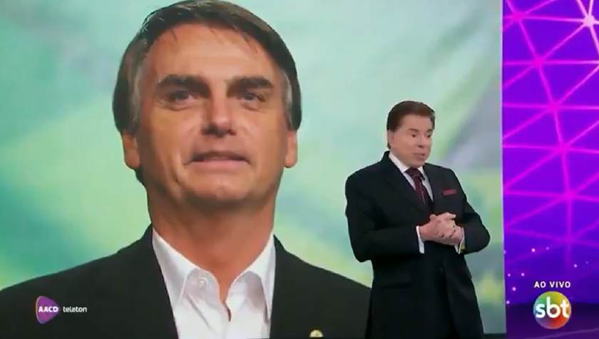 Bolsonaro participa de programação do SBT após emissora exibir slogan da ditadura