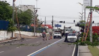 Após acidente na Constatino Nery, rede elétrica entra em manutenção