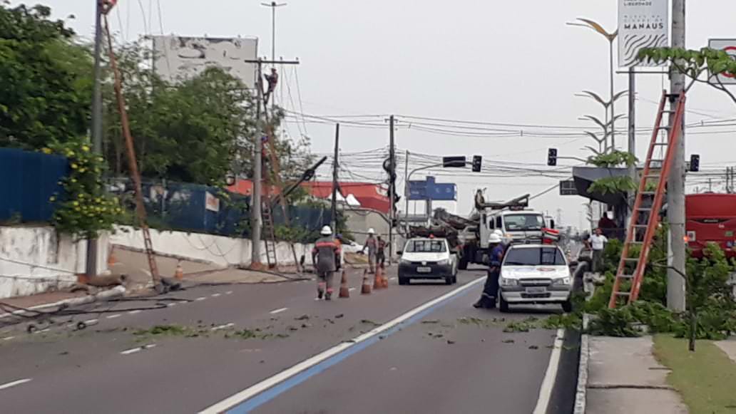 Após acidente na Constatino Nery, rede elétrica entra em manutenção