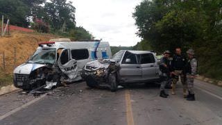 Veículo que transportava oito presos se envolve em acidente na BR 174