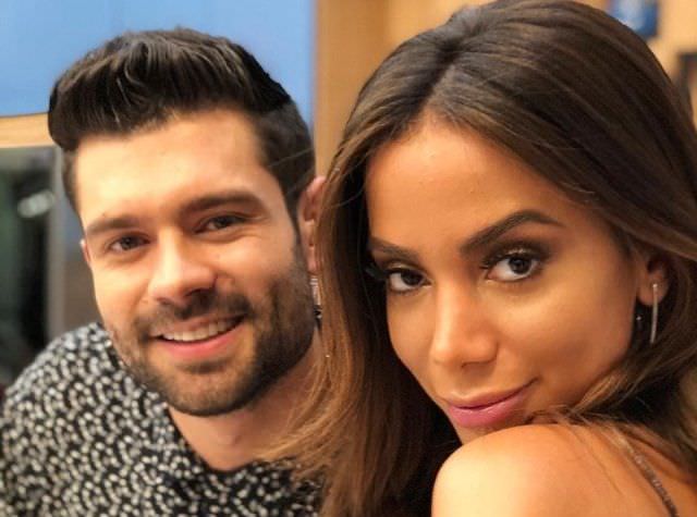 Anitta dá beijão na boca de apresentador colombiano; veja vídeo