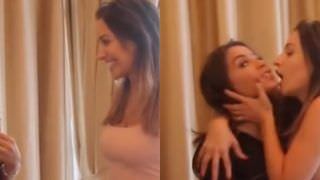 No Chile, atriz surpreende Anitta e dá beijão na boca; veja vídeo