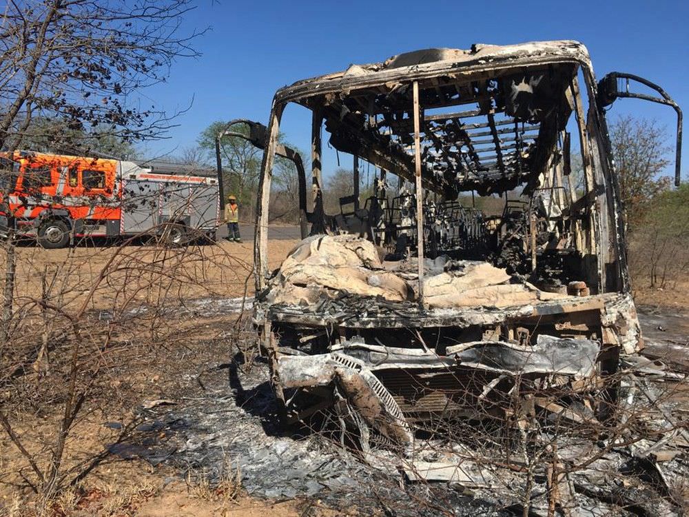 Incêndio em ônibus deixa pelo menos 42 mortos e mais de 20 feridos