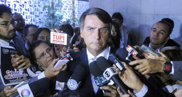 Primeira coletiva de imprensa de Bolsonaro veta Folha, Estadão e O Globo