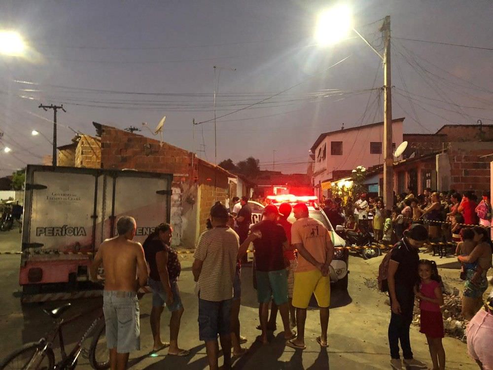 Mulher é morta a tiros por engano na calçada da casa onde morava