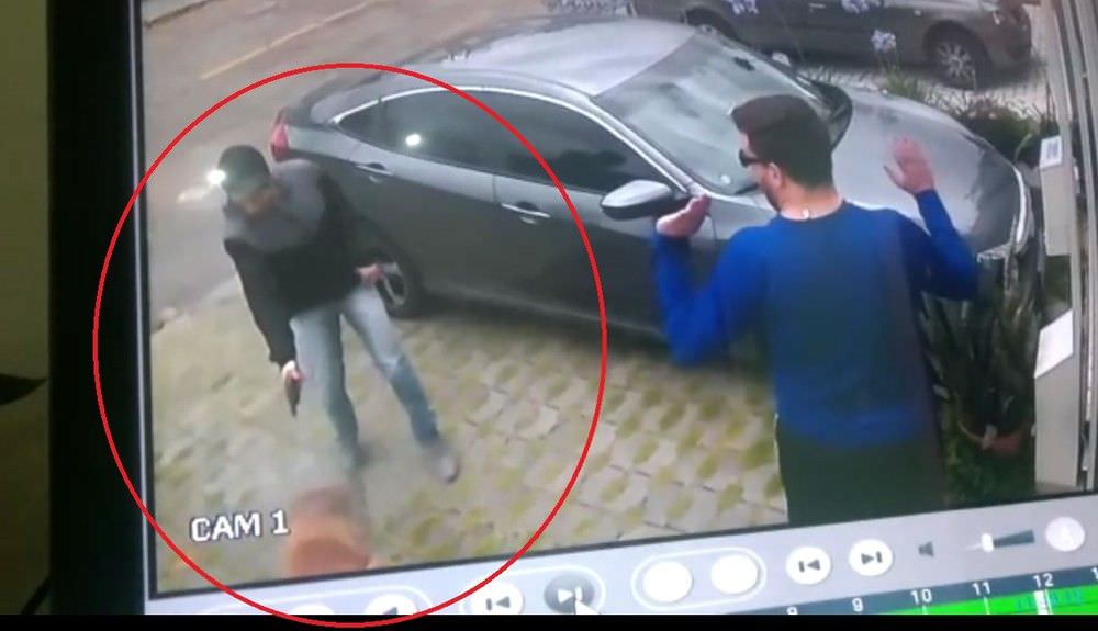 Cachorro reage a assalto e evita que donos sejam roubados; veja vídeo