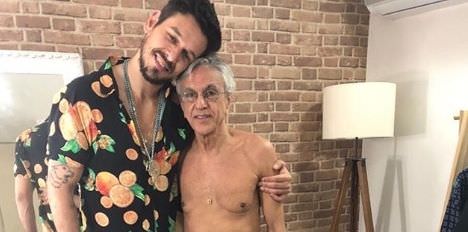 Aos 76 anos, Caetano Veloso posa de cueca no camarim ao lado de amigos