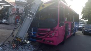 Colisão entre ônibus e carro deixa feridos na avenida Brasil