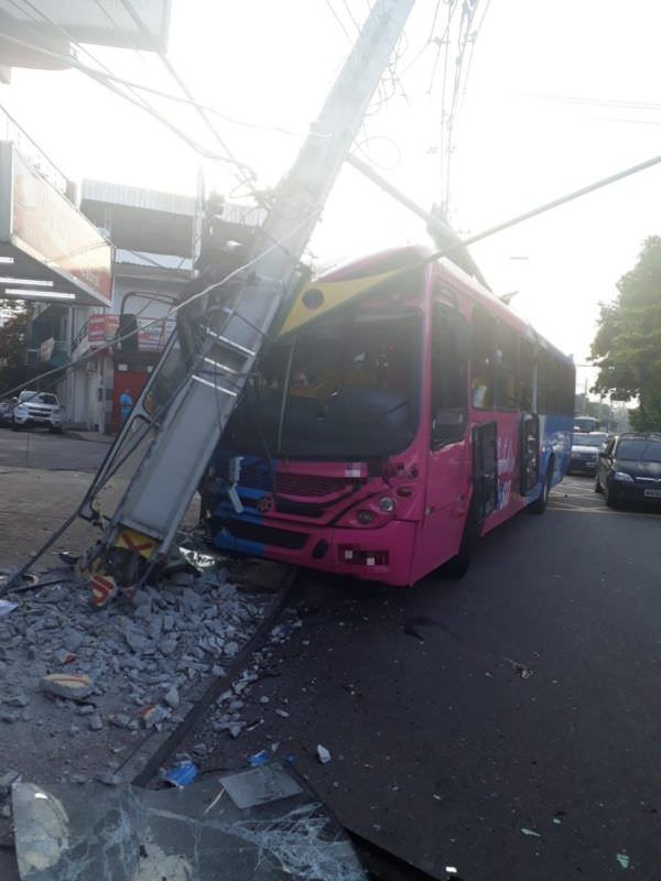 Colisão entre ônibus e carro deixa feridos na avenida Brasil