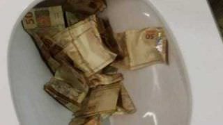 Advogado preso na Lava Jato tenta se livrar de provas e joga dinheiro na privada