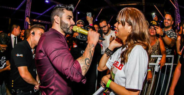 Gusttavo Lima interrompe show e doa 12 mil reais para criança tetraplégica