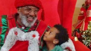 Papai Noel negro comemora sucesso em shopping: 'Feliz demais'