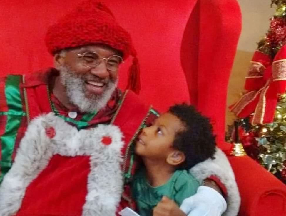 Papai Noel negro comemora sucesso em shopping: 'Feliz demais'