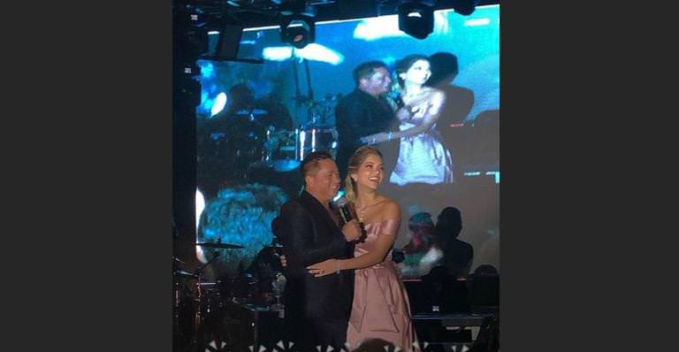 Emocionante! Leonardo canta na formatura da filha de Leandro; assista