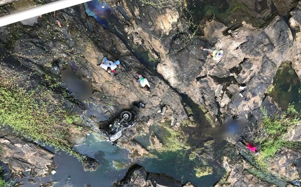 Casal morre após moto em que eles viajavam cair de ponte