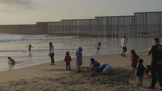 Muro divide praias com perfis distintos nos EUA e no México