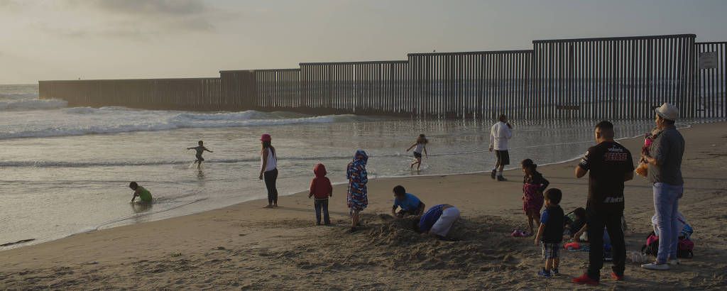 Muro divide praias com perfis distintos nos EUA e no México
