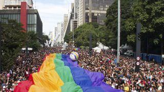 Apoiadores de Bolsonaro defendem corte de verbas para 'Parada Gay'