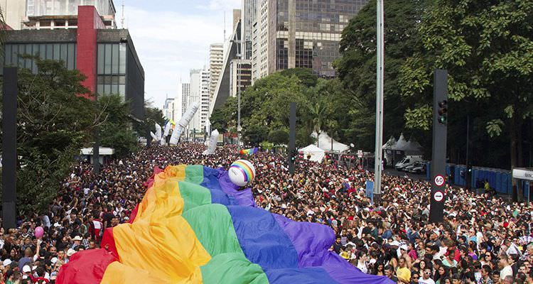 Apoiadores de Bolsonaro defendem corte de verbas para 'Parada Gay'