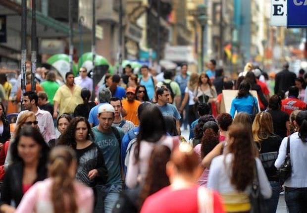 Expectativa de vida do brasileiro sobe para 76 anos; mortalidade infantil cai