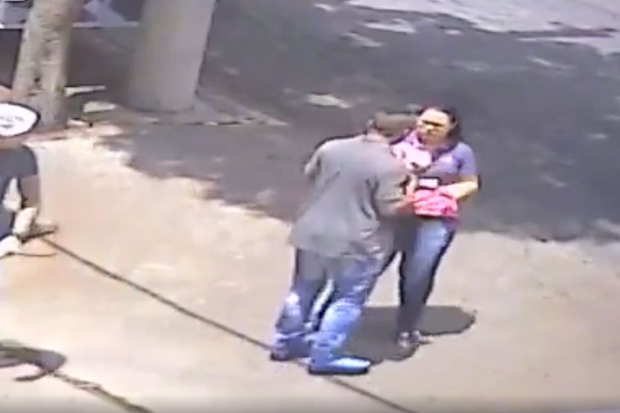 Vídeo mostra mulher sendo sequestrada pelo ex-marido na porta do trabalho; assista