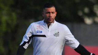 Com dores no ombro, Vladimir é descartado e deixa o Santos com 10 desfalques