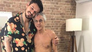Aos 76 anos, Caetano Veloso posa de cueca no camarim ao lado de amigos