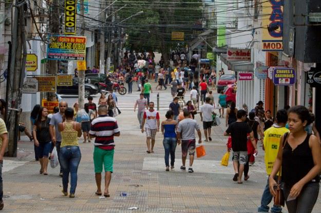 Novo decreto flexibiliza horários do comércio e academias; escolas infantis e salões já podem reabrir