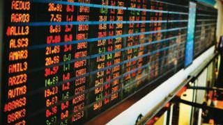 Bolsa brasileira supera ano turbulento e sobe 15%