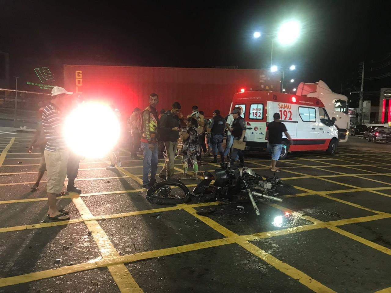 Motorista ultrapassa sinal vermelho e atropela motociclista; vítima morreu na hora