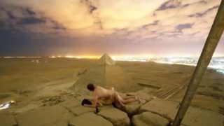 Casal grava vídeo fazendo sexo no alto de uma pirâmide causa escândalo no Egito