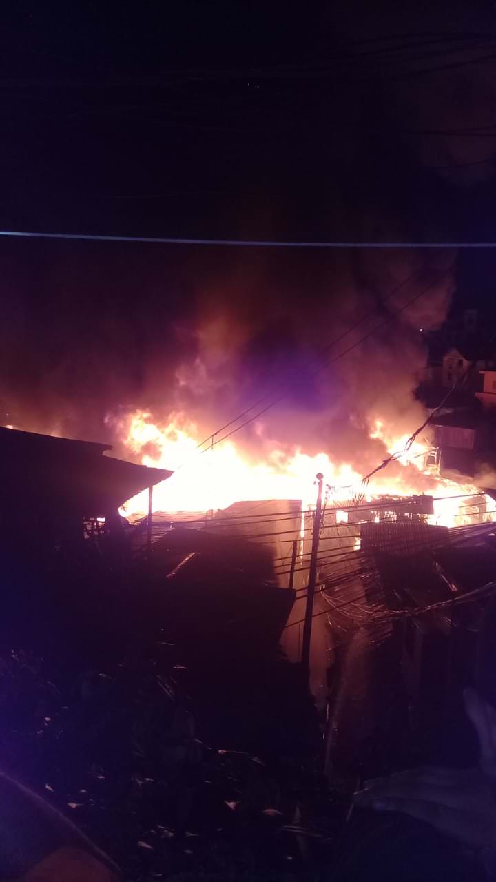 Incêndio de grandes proporções destrói casas no Educandos