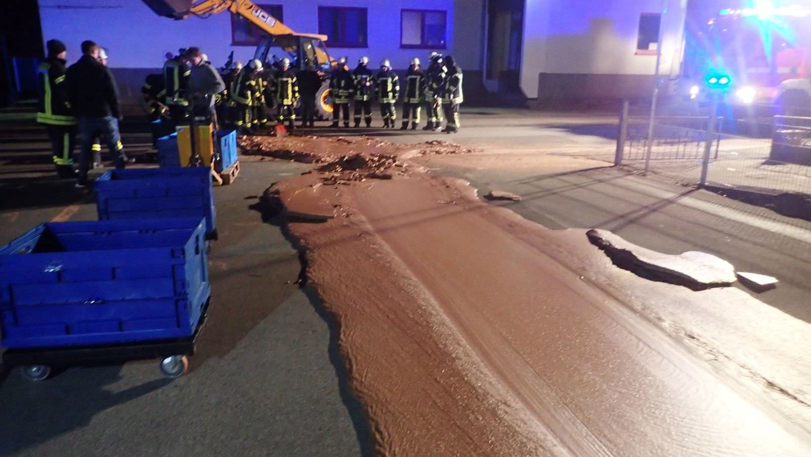 Rua fica coberta de chocolate após vazamento em fábrica