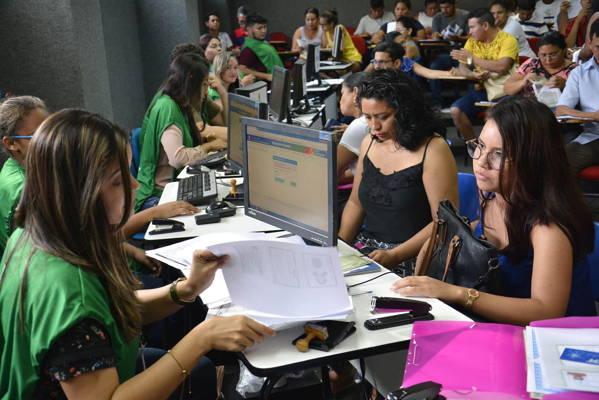 Entrega de documentação do Bolsa Universidade começa nesta terça