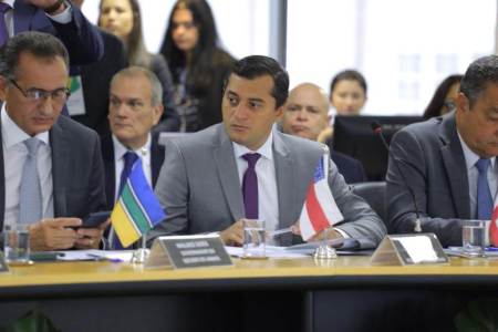 Com secretários de Melo e Omar, Wilson faz discurso de 'mudança'