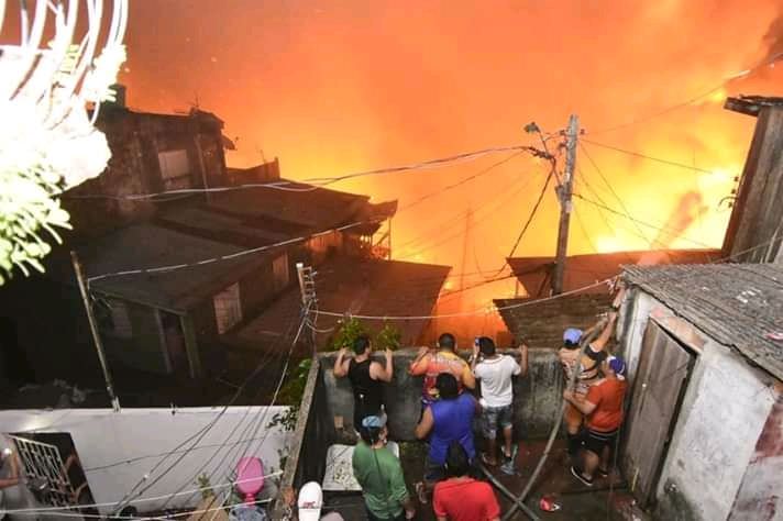 Novos vídeos: moradores combatem incêndio de grandes proporções