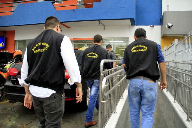 Procon Manaus fiscaliza tempo de espera em agências bancárias