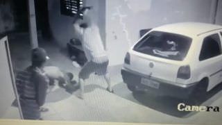 Câmera flagra homem sendo agredido a pauladas