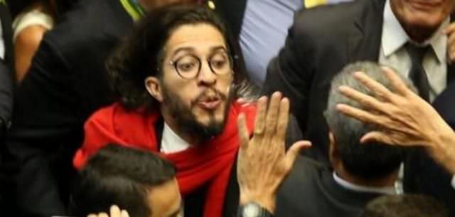 Em ameaças recebidas por Jean Wyllys, mensagens falavam em estuprar e esquartejar sua mãe