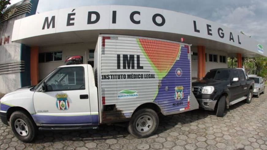 Mulher é encontrada morta com marcas de perfurações pelo corpo
