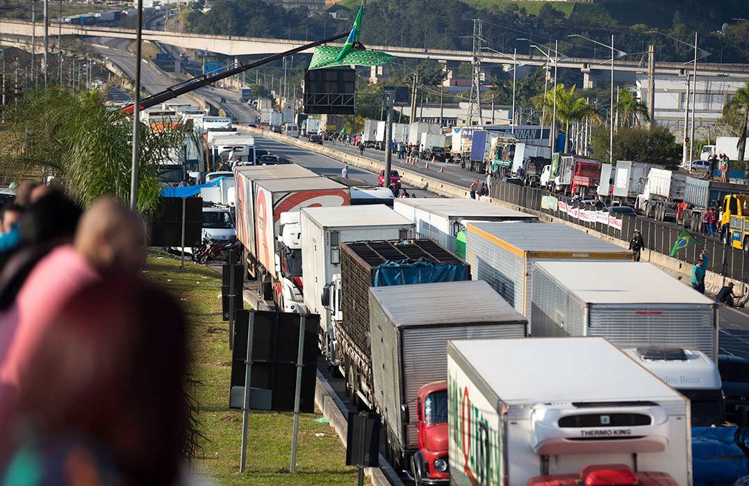 Caminhoneiros interditam trecho da rodovia Presidente Dutra no RJ, diz PRF