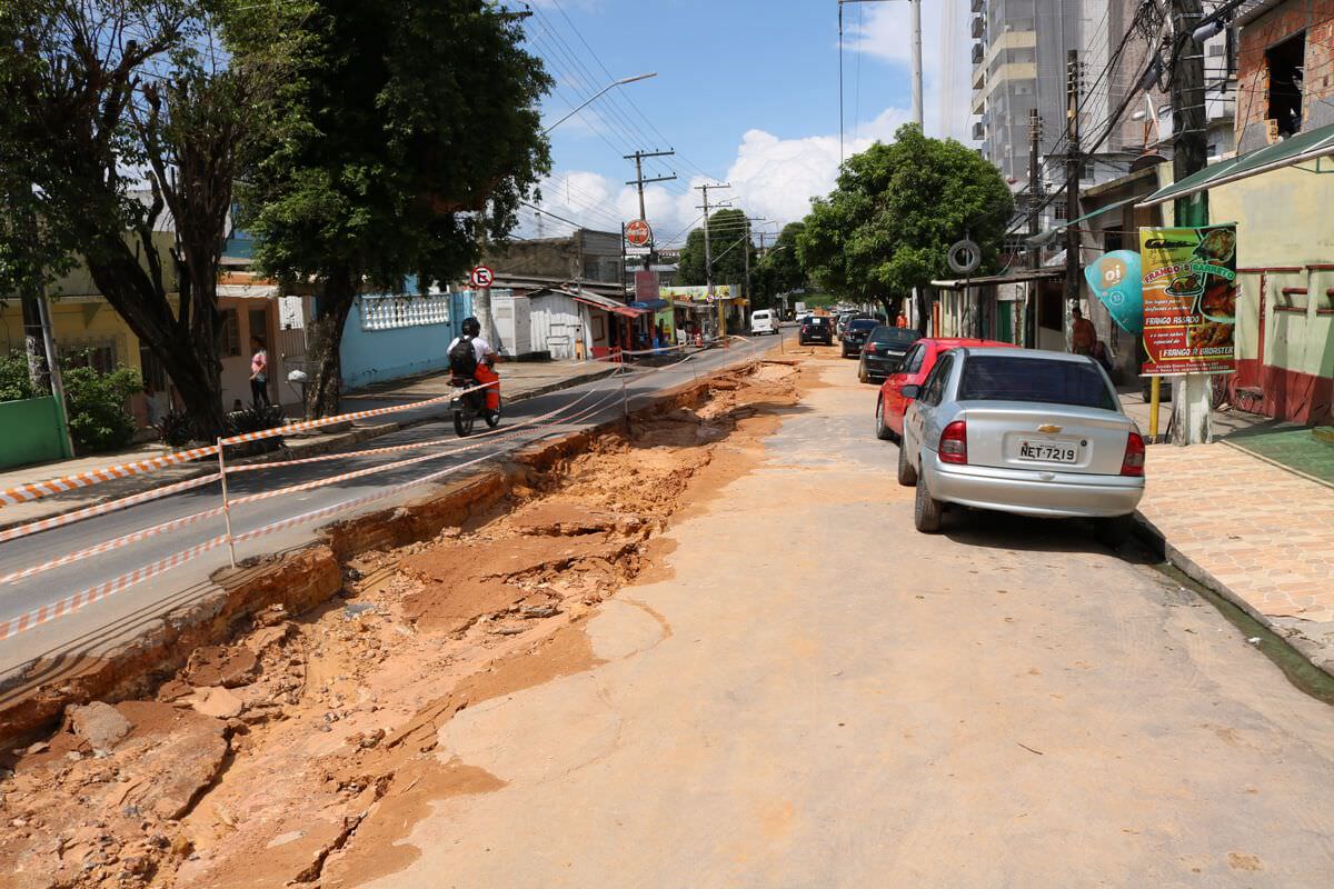 Tubulação rompe na avenida Ramos Ferreira e parte da via fica interditada