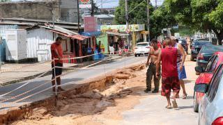 Tubulação de obra rompe na avenida Ramos Ferreira