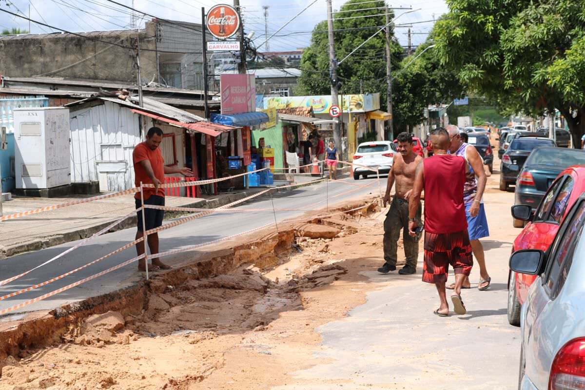 Tubulação de obra rompe na avenida Ramos Ferreira