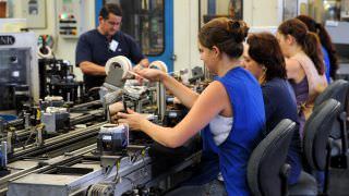 Produção industrial cresce 0,2% em outubro, após três meses de queda