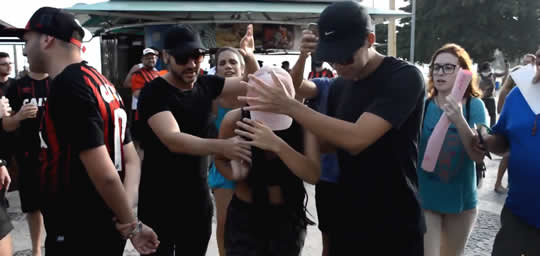 Youtuber finge ser Anitta e causa tumulto no Rio de Janeiro; veja vídeo